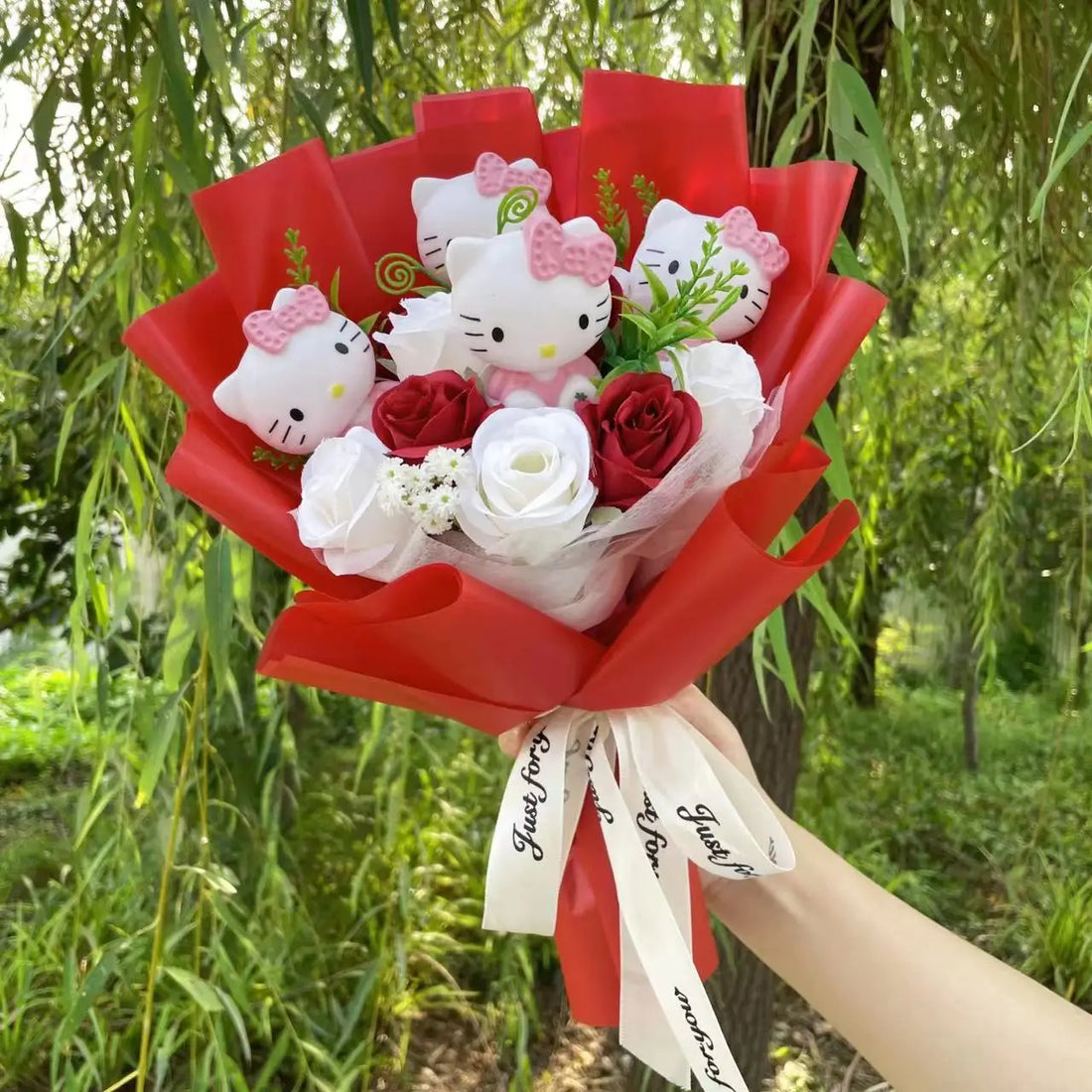 Kawaii Hello Kitty Cat Doll Bouquet with Artificial Flowers – Cute Gift for Valentine’s Day