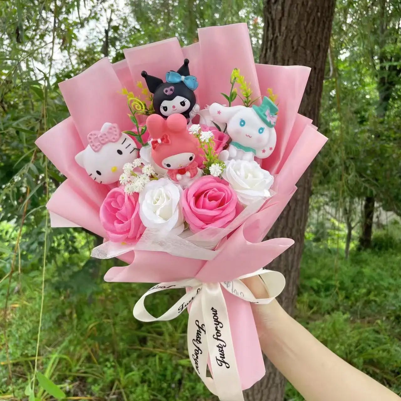 Kawaii Hello Kitty Cat Doll Bouquet with Artificial Flowers – Cute Gift for Valentine’s Day